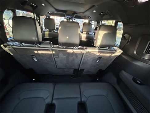 Used 2023 Land Rover Defender 130 X-Dynamic SE image 16