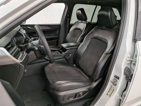 Used 2023 Jeep Grand Cherokee Altitude AWD/4WD image 11