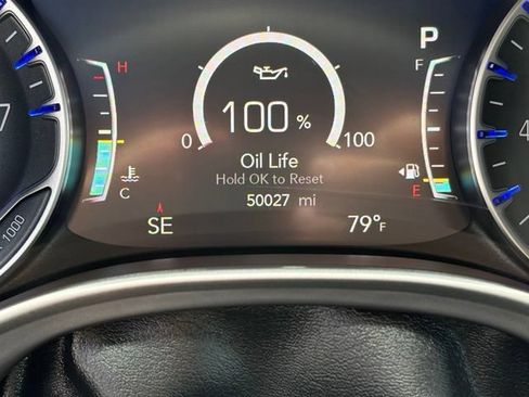 Used 2025 Chrysler Pacifica Select FWD image 4