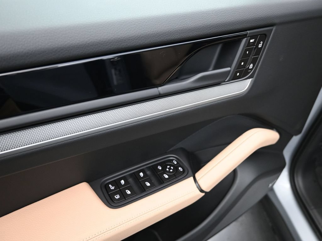 Certified 2026 Porsche Cayenne E-Hybrid Coupe AWD/4WD image 11