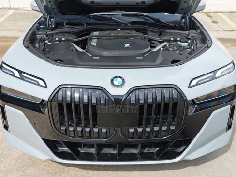 Used 2023 BMW 740i w/ Parking Assistance Package RWD image 8