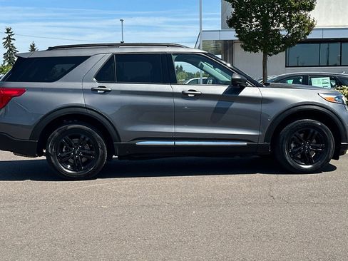 Used 2023 Ford Explorer XLT w/ Equipment Group 202A AWD/4WD image 3