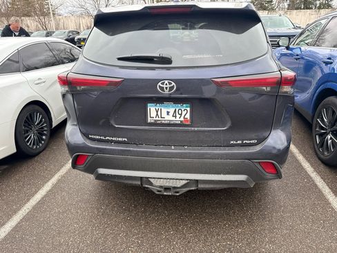 Used 2024 Toyota Highlander XLE AWD/4WD image 4