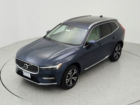 Certified 2022 Volvo XC60 T8 Inscription Expression w/ Climate Package image 13