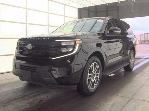 Used 2025 Ford Expedition Active AWD/4WD image 2