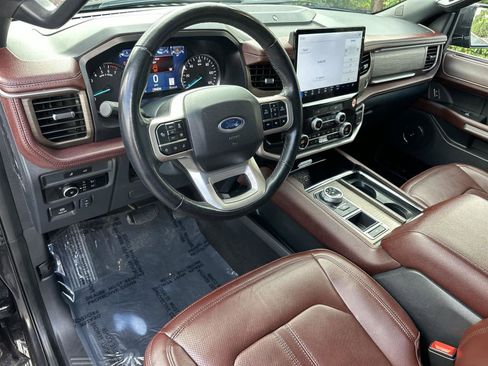 Used 2024 Ford Expedition Limited image 2