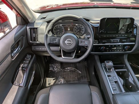 Used 2024 Nissan Pathfinder SL FWD image 15