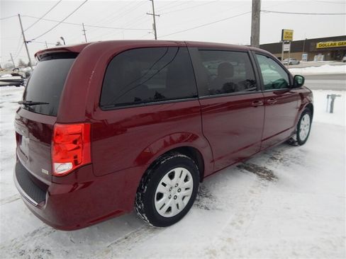 Used 2018 Dodge Grand Caravan SE w/ UConnect Hands-Free Group image 5