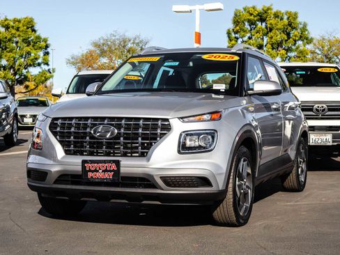 Used 2025 Hyundai Venue SEL image 3