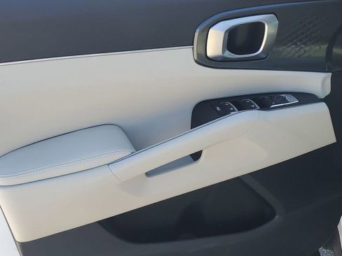 Used 2025 Kia Sorento EX w/ Panoramic Sunroof Package image 43