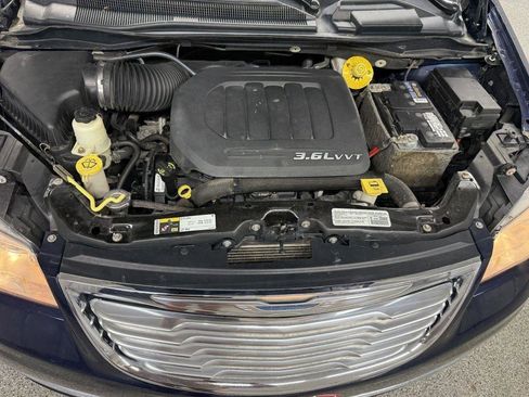 Used 2014 Chrysler Town & Country Touring-L w/ Driver Convenience Group FWD image 37
