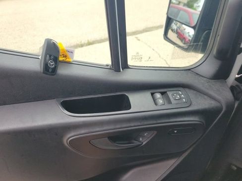 Used 2025 Mercedes-Benz Sprinter 2500 image 11