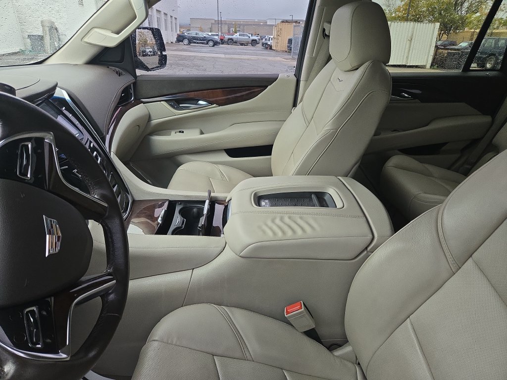 Used 2015 Cadillac Escalade Luxury AWD/4WD image 9