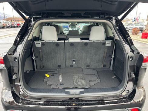 Used 2021 Toyota Highlander XLE image 25