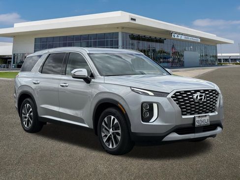 Used 2022 Hyundai Palisade SEL FWD image 2