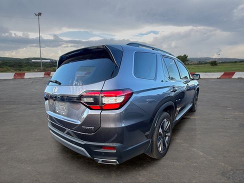 Used 2023 Honda Pilot Touring image 3