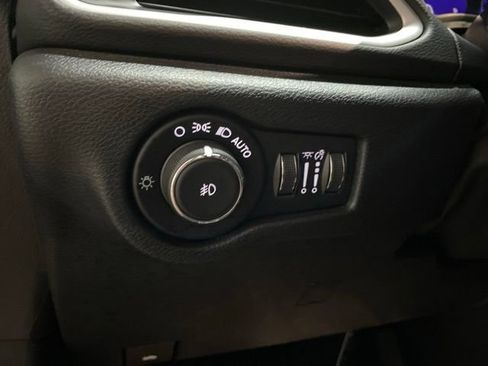 Used 2025 Chrysler Pacifica Select FWD image 33