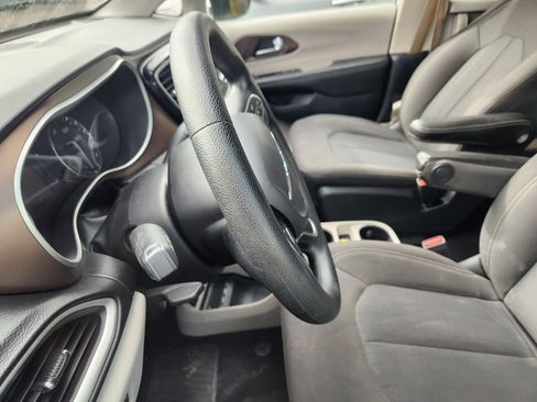 Used 2020 Chrysler Voyager L FWD image 16