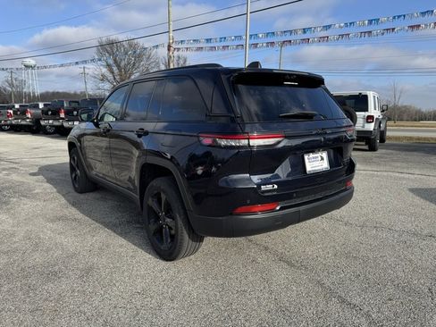 Used 2024 Jeep Grand Cherokee Limited w/ Luxury Tech Group II image 3