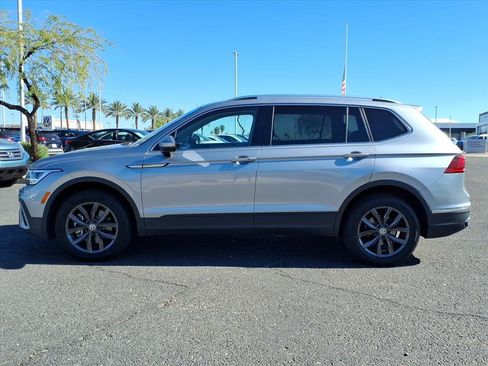 Certified 2024 Volkswagen Tiguan SE image 4