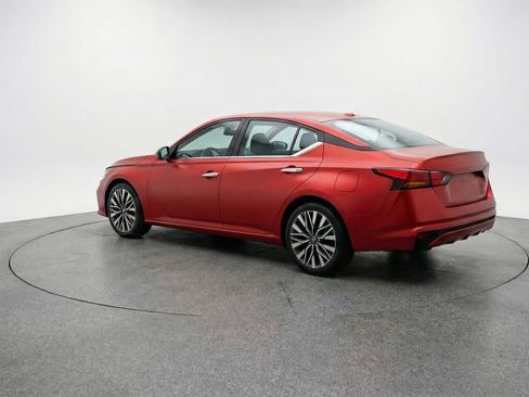 Used 2025 Nissan Altima 2.5 SV FWD image 6