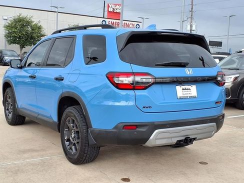 Used 2025 Honda Pilot TrailSport image 2