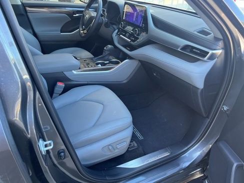 Used 2025 Toyota Highlander Platinum image 9