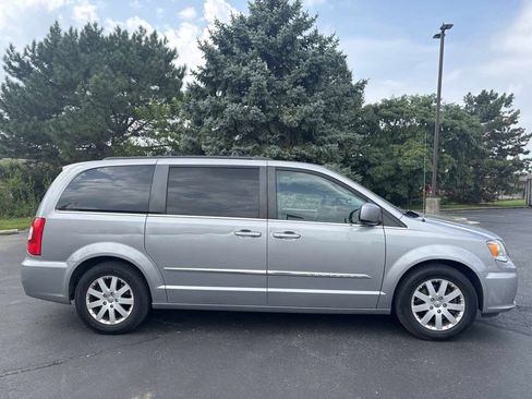 Used 2016 Chrysler Town & Country Touring FWD image 7