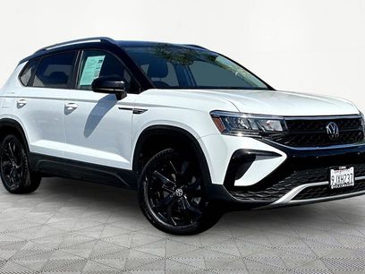 Used 2023 Volkswagen Taos SE w/ Panoramic Sunroof Package