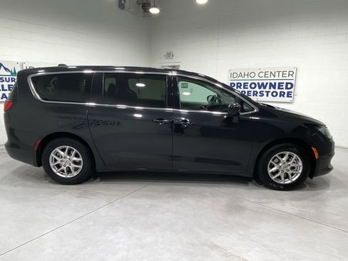 Used 2023 Chrysler Voyager LX FWD image 9