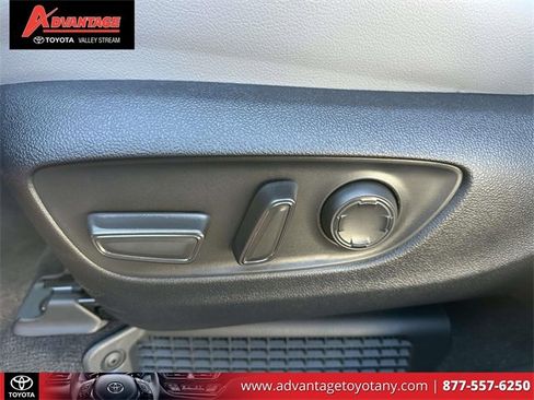 Used 2025 Toyota Sienna XLE image 22