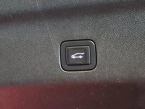 Used 2023 Chevrolet Suburban Premier image 7