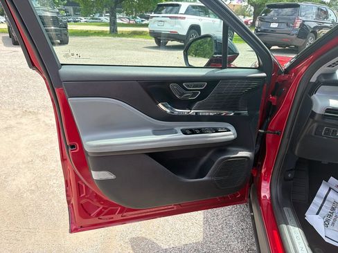 Used 2022 Lincoln Corsair AWD w/ Premium Package image 12