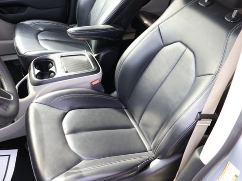 Used 2023 Chrysler Pacifica Touring-L image 36