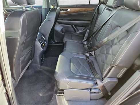 Used 2025 Volkswagen Atlas SE image 18