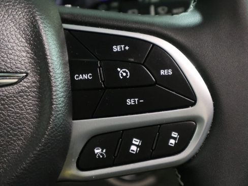 Used 2023 Chrysler Pacifica Limited FWD image 30