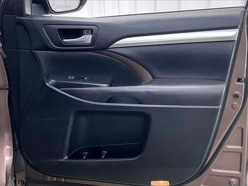 Used 2017 Toyota Highlander XLE image 22