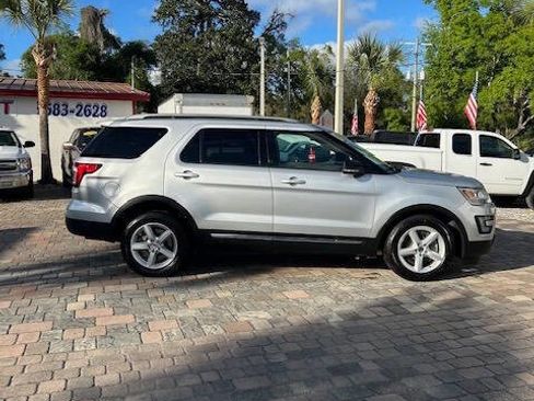 Used 2017 Ford Explorer XLT image 6