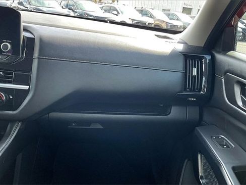 Used 2024 Nissan Pathfinder SV image 23