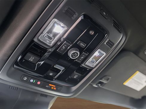 Certified 2025 Cadillac Escalade ESV Premium Luxury image 21