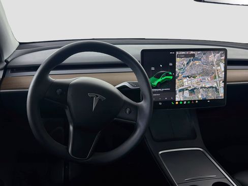 Used 2024 Tesla Model Y Long Range RWD image 16