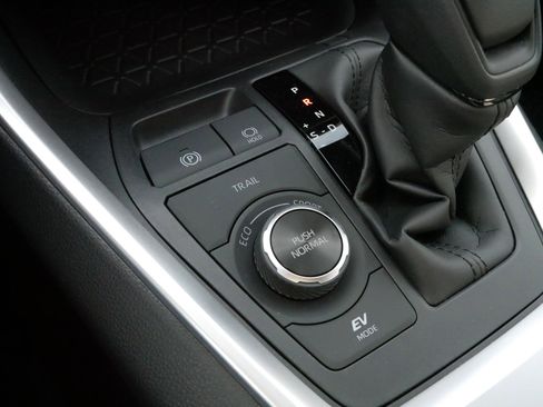 Certified 2025 Toyota RAV4 LE image 29