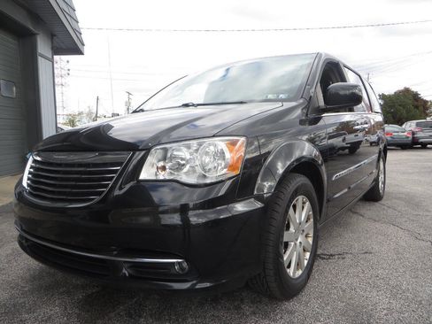 Used 2015 Chrysler Town & Country Touring w/ Driver Convenience Group image 1