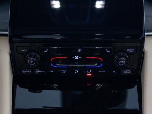 Certified 2025 Jeep Grand Cherokee Limited w/ Black Appearance Package image 16