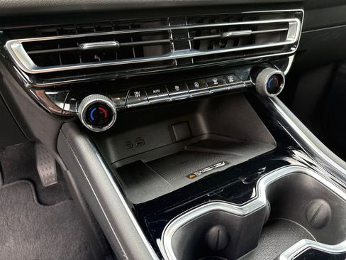 Used 2025 Chevrolet Traverse LT image 20