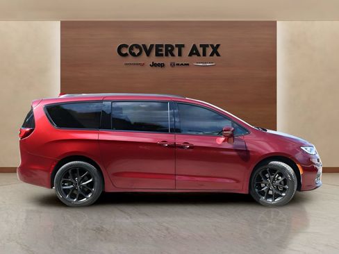 Used 2021 Chrysler Pacifica Limited w/ Uconnect Theater Family Group AWD/4WD image 6