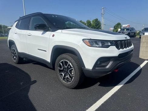 Used 2025 Jeep Compass Trailhawk AWD/4WD image 2