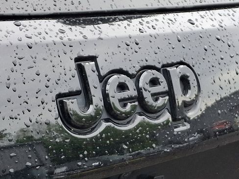 Used 2020 Jeep Grand Cherokee Altitude AWD/4WD image 31