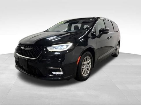 Used 2023 Chrysler Pacifica Touring-L FWD image 2