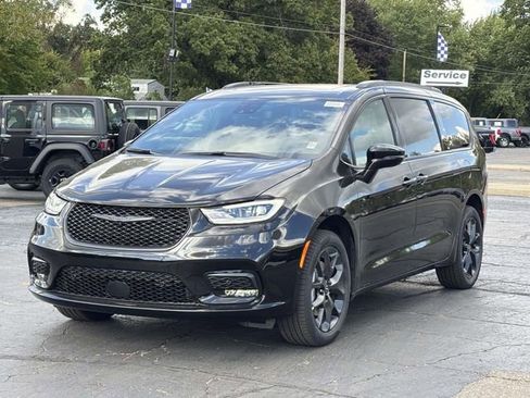 New 2026 Chrysler Pacifica Limited w/ S Appearance Package image 30
